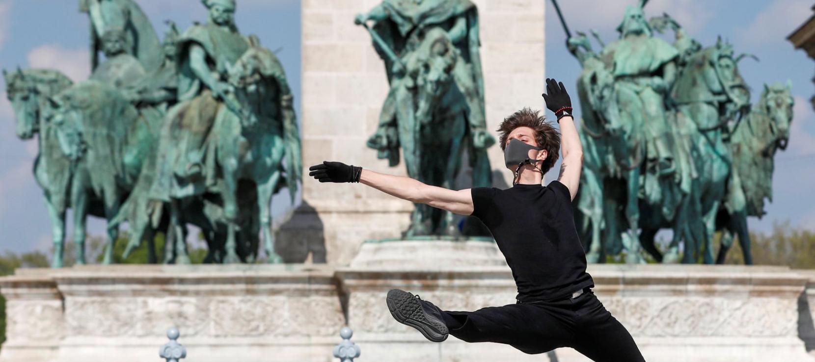 COVID-19 the ballet ? Reuters, « COVID-19 the ballet ? Dancer performs ‘virus song’ in empty Budapest square », Dayly Sabbah, 29 avril 2020