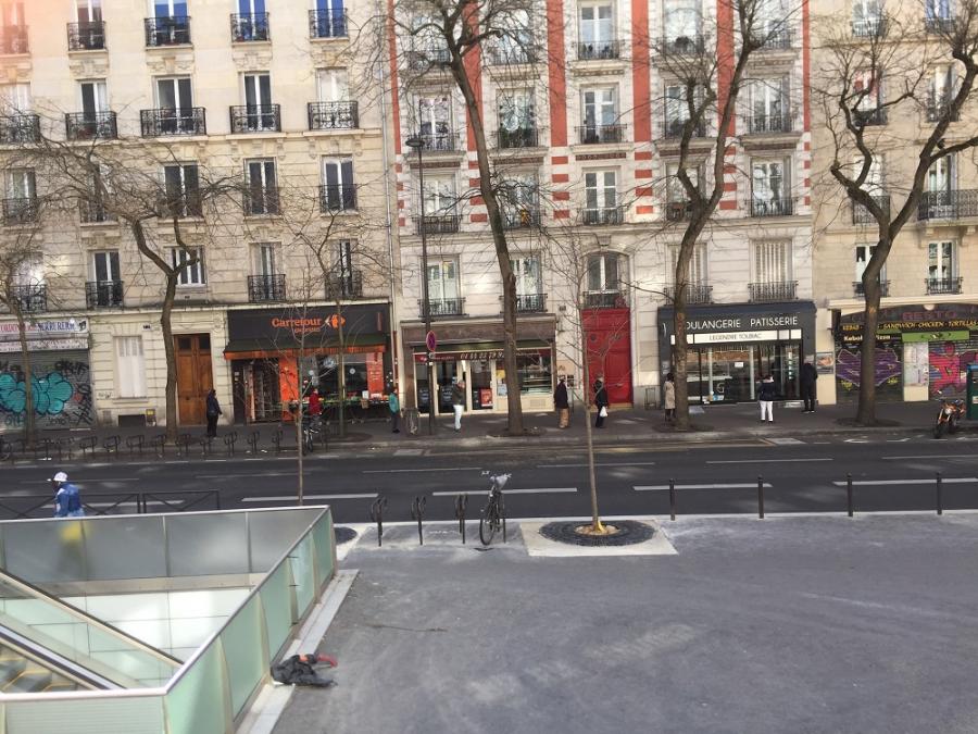 #AMAFENETRE Armelle, Paris 13e, 31 mars /  Devant la boulangerie
