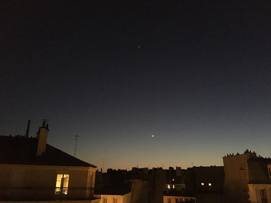 #AMAFENETRE Sylvain, Paris 12e, 26 mars  / La lune avec sa lumière cendrée
