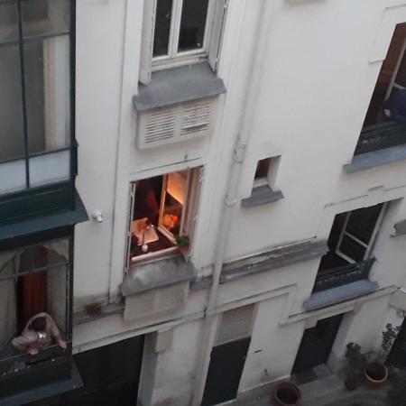 #AMAFENETRE Marie-Hélène, Paris 12e, 26 mars / Le rendez-vous du soir entre voisins